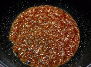 等焦糖颜色满意后倒入40克热水，晃动均匀后离火