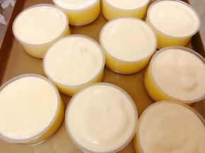 取出烤盘，把蛋糕糊用勺子舀入模具里至满模
继续放入烤箱下层130度烤1个小时