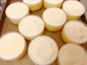 取出烤盘，把蛋糕糊用勺子舀入模具里至满模
继续放入烤箱下层130度烤1个小时