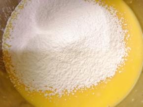 加入玉米淀粉拌匀