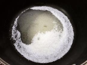 先做焦糖液
奶锅里加入白糖100克和热水15克