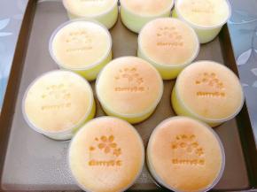 出炉，打上烫印。等完全凉透后盖上盖子放入冰箱冷藏几个小时再食用