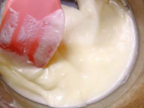 现在做乳酪蛋糕
奶油奶酪加入牛奶和白糖20克，隔热水搅拌至顺滑