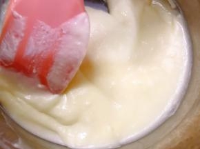 现在做乳酪蛋糕
奶油奶酪加入牛奶和白糖20克，隔热水搅拌至顺滑