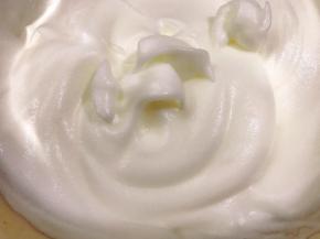 蛋清加入剩余的白糖20克，打发至湿性发泡