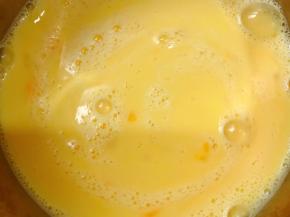 把牛奶倒入蛋液里，一边倒一边不停的搅拌哦