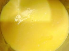 鸡蛋分离，蛋黄放入奶酪糊里拌匀