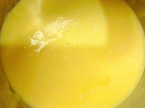 鸡蛋分离，蛋黄放入奶酪糊里拌匀