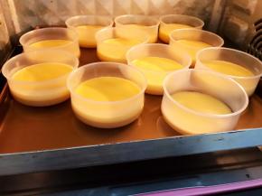 烤盘里注入热水，未免布丁不凝固可以先放入烤箱下层130度烤20分钟