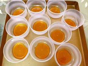 把焦糖液平均分在模具里