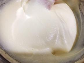 把蛋黄奶酪糊跟打发好的蛋清混合均匀