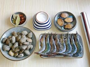 准备食材，海鲜可以任意搭配，能买到的，自己喜欢的都可以哈～