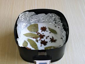 撒上八角，香叶，花椒。