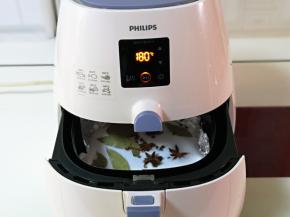 将炸网入空气炸锅，180度10分钟，中途需要取出用小勺搅拌两次呦～