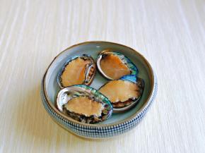 利用这个时间处理海鲜，小鲍鱼清洗干净，淋干水分。