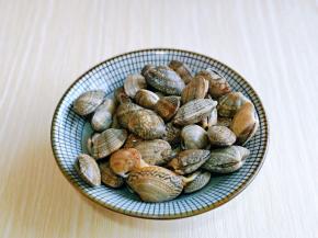 花蛤用盐水浸泡后冲洗干净，再淋干水分。