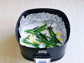 这时盐也好啦，盛出一半，放入葱姜。