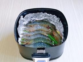 再摆放上大虾。(所有海鲜下锅前一定要淋干水分，否则入锅后，水分会让盐融化，会导致虾太咸）