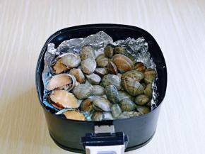 最后摆入小鲍鱼，花蛤。