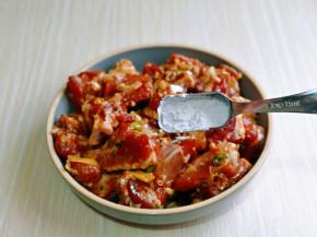 腌制好的肋排加入淀粉抓拌。