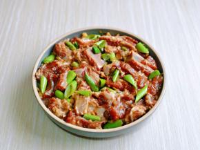 再把切好的青蒜摆放上面，这样就可以啦！