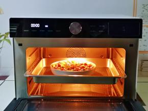 将排骨餐盘放入蒸烤箱中层的蒸屉上。