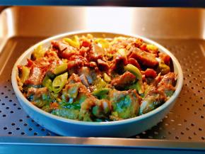 打开蒸烤箱门，香味扑鼻而来，盘中会有些汤汁，把汤汁倒入锅中，加点水淀粉调成浓汁，浇在蒸好排骨上。