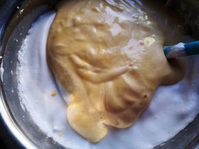 将混合好的蛋糕糊倒回蛋白盆