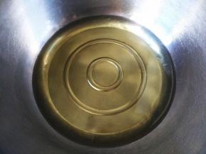 将玉米油小火加热至微沸，即可关火