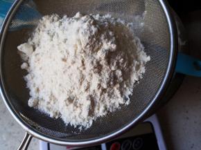 筛入低筋粉，用手抽搅拌均匀