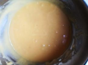 将蛋黄糊用蛋抽搅拌均匀