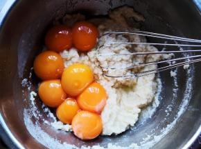 分蛋，将蛋白放进无油无水干净的盆里，蛋黄放进之前做好的面糊