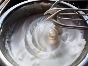 蛋清加入少许柠檬汁，分3次加入白糖，打发至湿性发泡