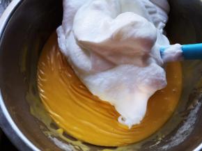 将三分之一蛋白霜放入蛋黄糊，用刮刀翻拌均匀