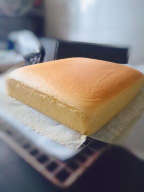 上色均匀即可出炉，将蛋糕脱模，放在烤网上，揭开四周油纸