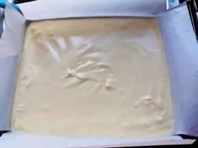 将蛋糕糊倒入铺好油纸的深烤盘，用力震几下