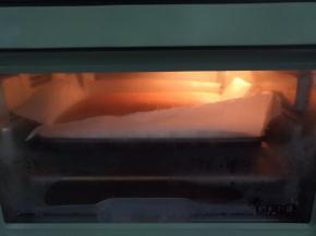 将盛水的烤盘放入烤箱最下层，预热好烤箱，将深烤盘放在盛水的烤盘上，上下火90度，烘烤70分钟