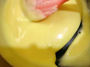 做好的乳酪蛋黄糊过筛更为细腻