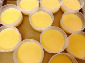 把布丁液平均分在模具里