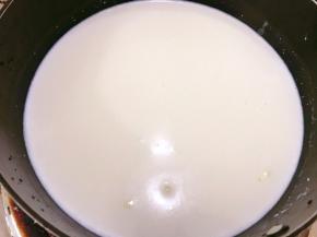 开始做布丁
牛奶加入白糖，加热至白糖溶化后离火