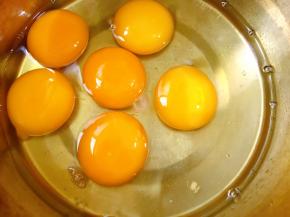 鸡蛋打散。我放多了一个后面捞出来了^_^