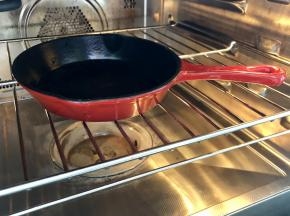 先把铸铁锅放入烤箱，180度预热5分钟。