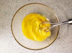 把两个鸡蛋打散。