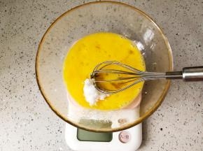 加入砂糖打匀。