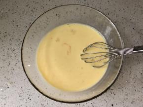 然后加入牛奶搅拌均匀。