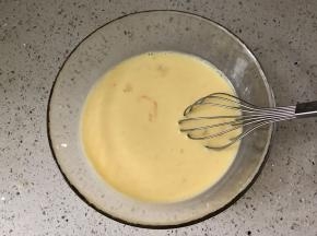 然后加入牛奶搅拌均匀。