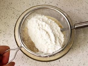 接着筛入低筋面粉，搅拌均匀成较稀的面糊，有些面疙瘩也没有关系，面糊可以过筛，以保证成品的细腻口感。