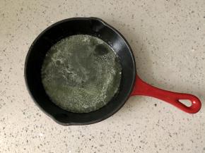 铸铁锅预热好后，放入黄油会迅速融化。