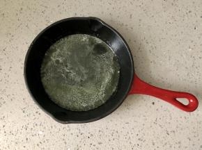 铸铁锅预热好后，放入黄油会迅速融化。