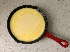 将拌好的面糊过筛倒入铸铁锅中。